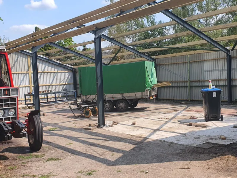 Veldschuur in aanbouw