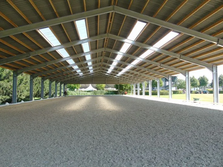 Paardenstal houten gordingen, lichtplaten en staalconstructie_